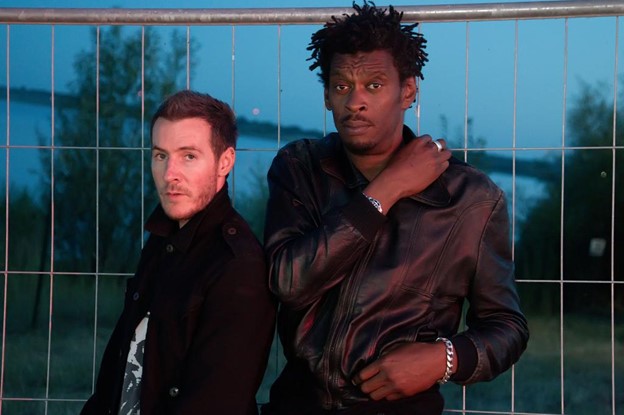 Британиянинг “Massive Attack” гуруҳи аъзоси Роберт Дел Нажа (чапда)