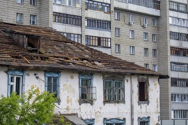 Кўпчиликнинг розилигисиз авария ҳолатидаги уйларни бузишга рухсат берилади, реновация эса ҳудудлар бўйича чекланади