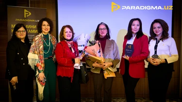 Group photo of women journalists and diplomatic representatives