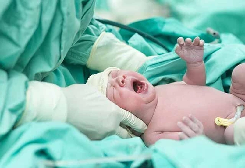 Rossiyalik deputatlar migrant ayollar uchun pulli tugʻruqni joriy qilishni taklif qildi