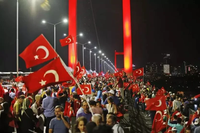 Xalq irodasi sinovdan oʻtgan tun: Turkiyadagi davlat toʻntarishiga urinish voqealariga 9 yil toʻldi