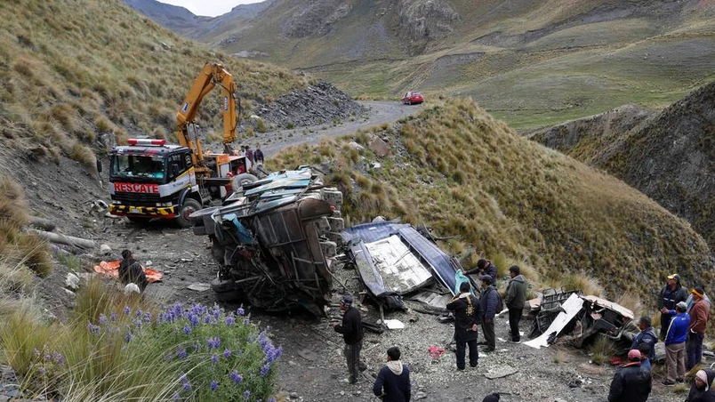 Boliviyada avtobus jarlikka qulashi oqibatida 31 kishi halok boʻldi