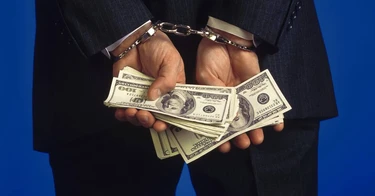 Qamoqni garov ehtiyot chorasiga oʻzgartirib berish uchun 18 ming AQSh dollari olgan podpolkovnik qoʻlga olindi