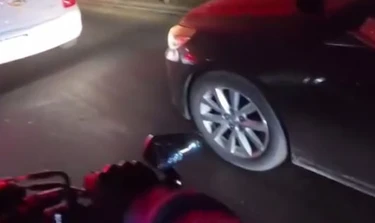 Mototsiklchi tirbandlikda tez yordam mashinasiga yoʻl ochib berdi