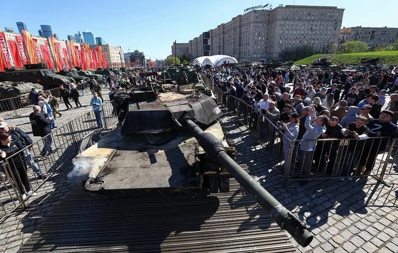 Rossiyada Ukrainadan tortib olingan tanklar namoish etilmoqda