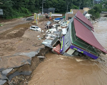 Koreyadagi yomgʻir oqibatida 17 kishi halok boʻldi